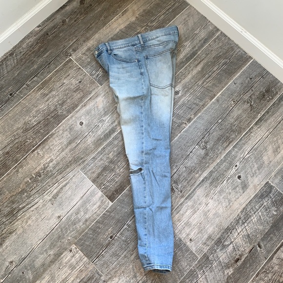 Cheap Monday jeans with cut knees - Picture 4 of 5